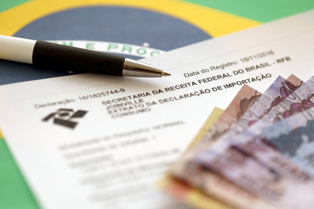 A nota fiscal de importação é o documento que regulariza a  entrada de mercadorias estrangeiras no Brasil, sendo emitida pelo próprio empreendedor do comércio varejista;