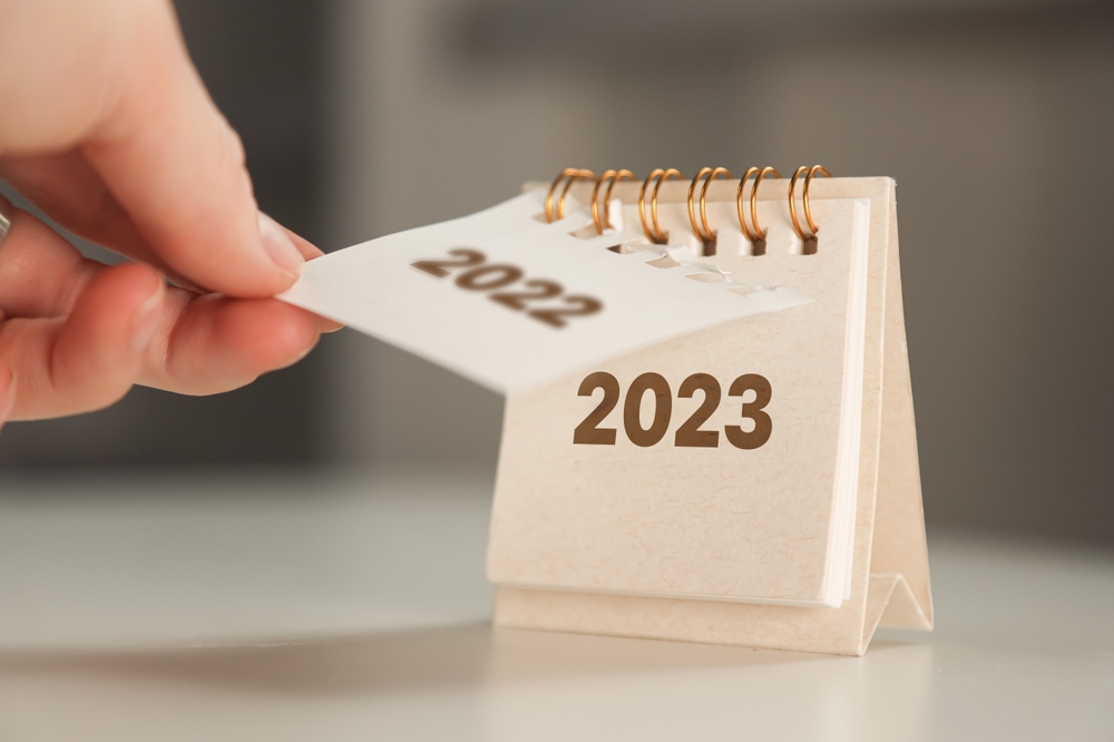 Pessoa muda calendário de 2022 para 2023