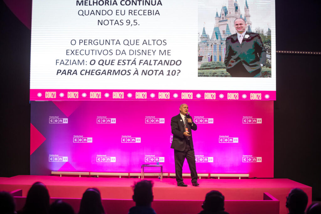 Imagem mostra momento da palestra de Claudemir Oliveira na Conta Azul Con 23