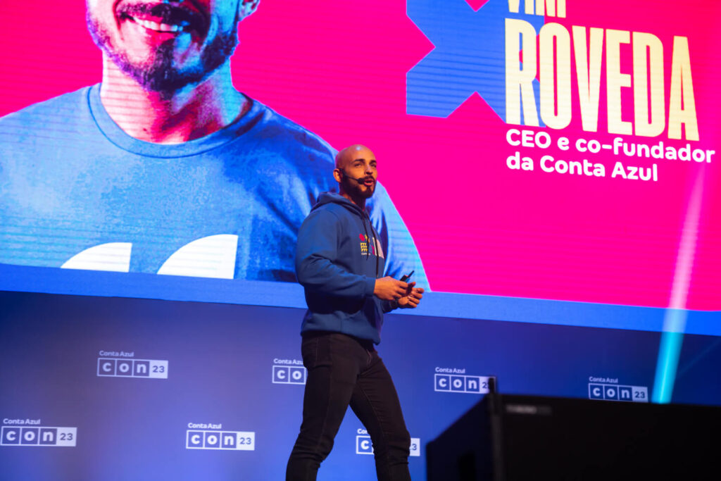 Imagem mostra momento da palestra do CEO e co-fundador da Conta Azul, Vinicius Roveda, na Conta Azul Con 23