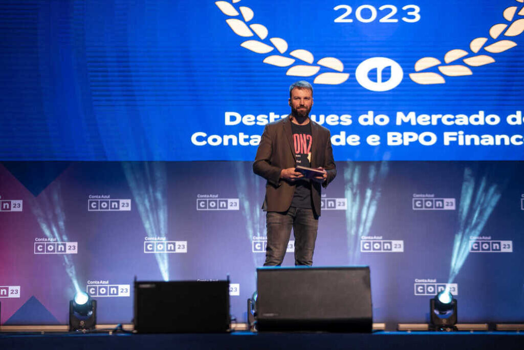 Gabriel Manes, Diretor de Marketing e de Canais na Conta Azul, aparece na imagem apresentando a premiação