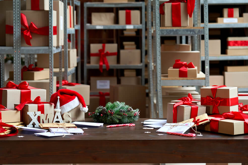 mesa com vários pacotes com motivos natalinos