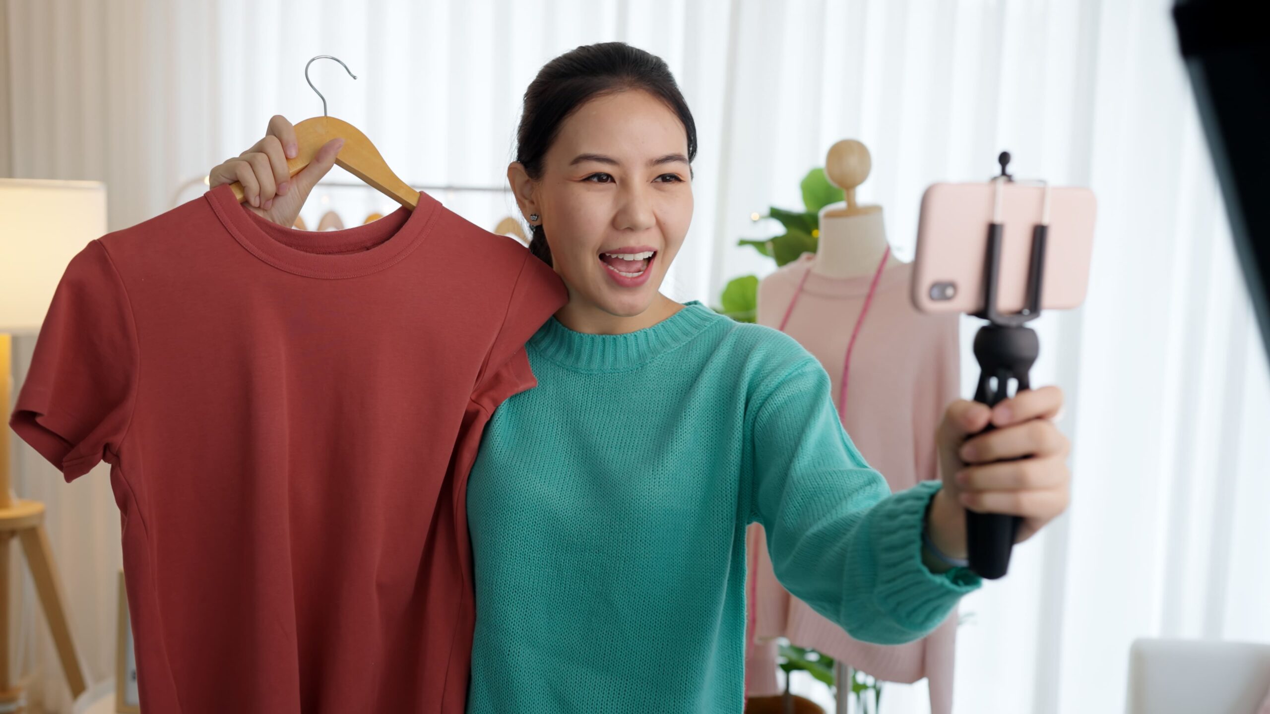 Mulher segurando uma blusa para fazer anúncio pelo Instagram Ads.